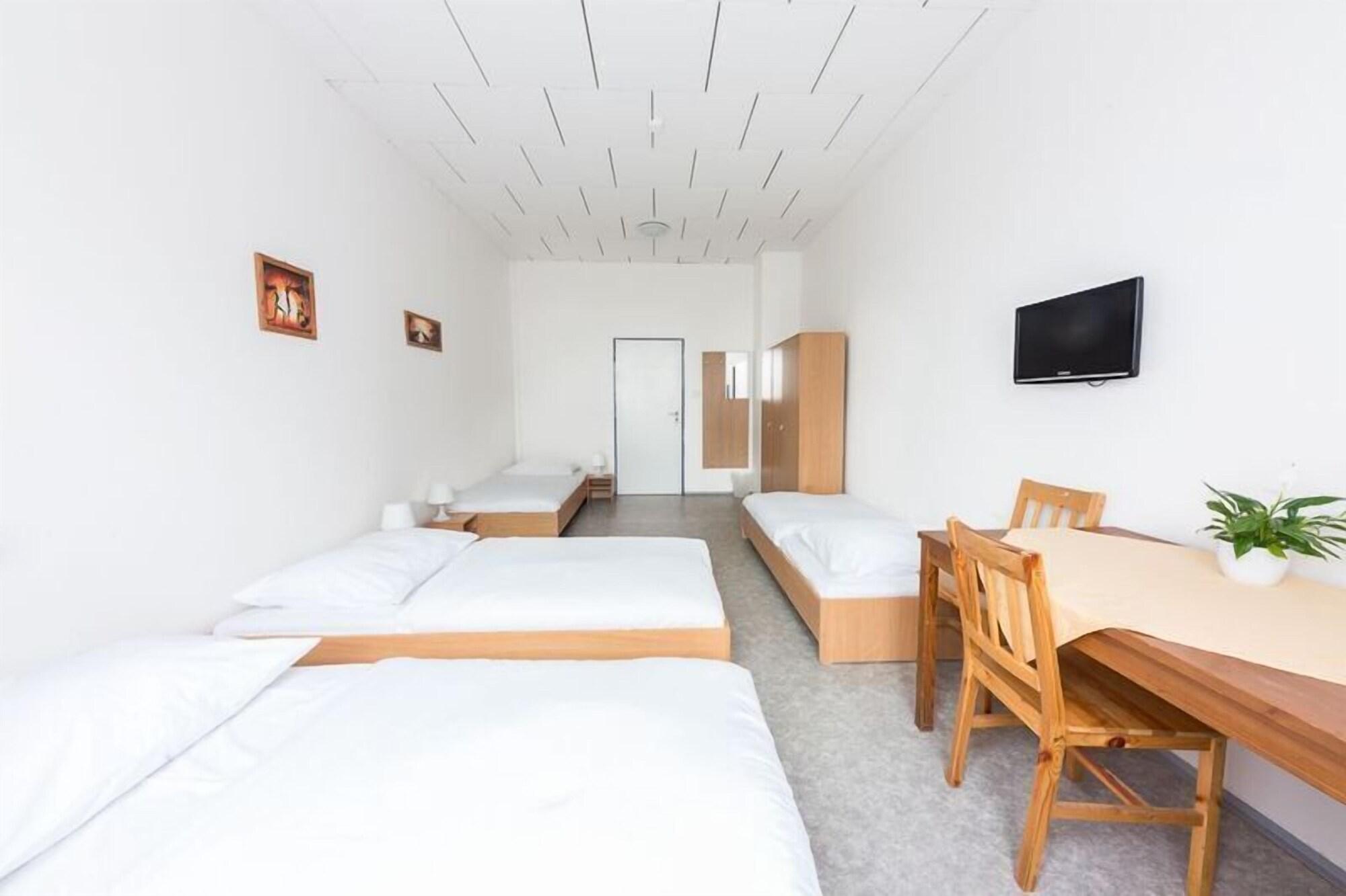 Modřice City Hostel Brno מראה חיצוני תמונה