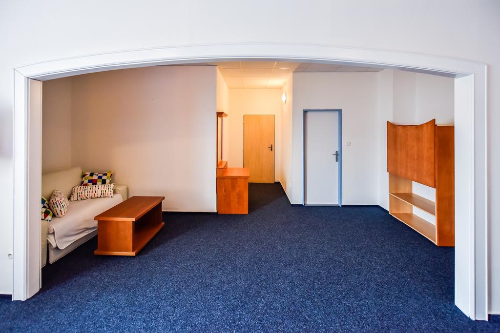 Modřice City Hostel Brno מראה חיצוני תמונה