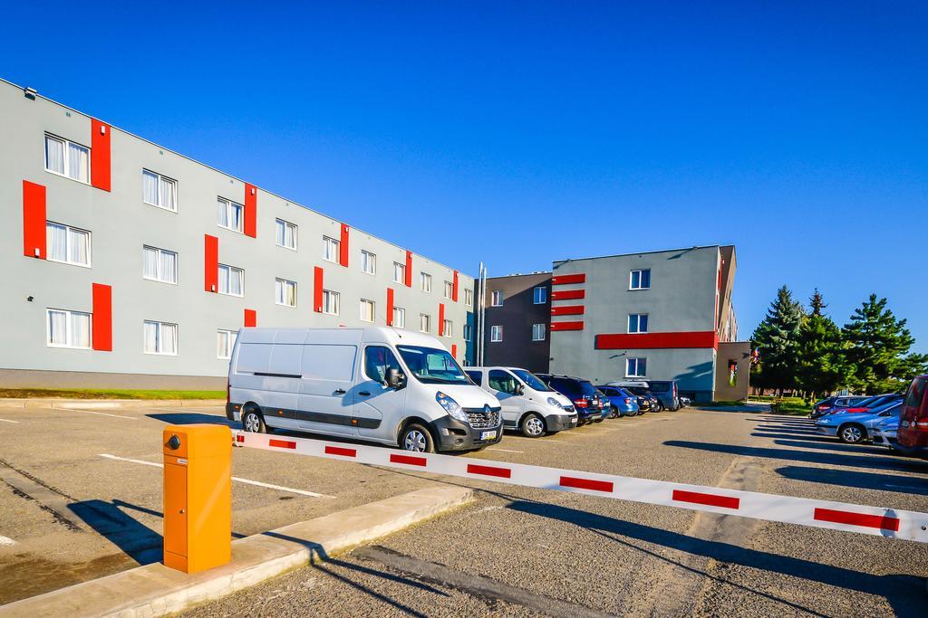 Modřice City Hostel Brno מראה חיצוני תמונה
