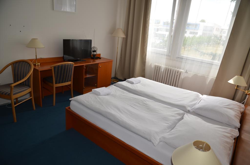 Modřice City Hostel Brno מראה חיצוני תמונה